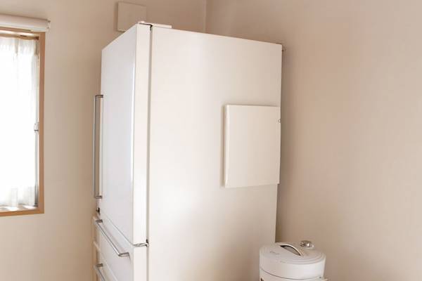 園からのおたよりで埋め尽くされた冷蔵庫が「貼るファイル」で劇的スッキリ！[PR]