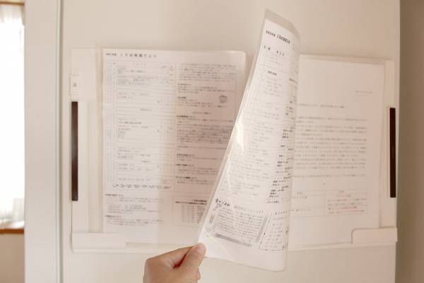 園からのおたよりで埋め尽くされた冷蔵庫が「貼るファイル」で劇的スッキリ！[PR]
