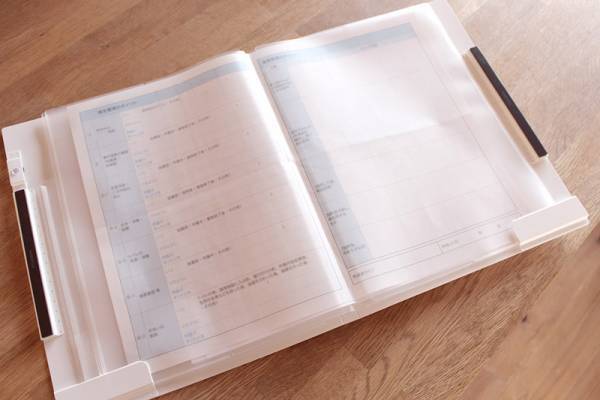 園からのおたよりで埋め尽くされた冷蔵庫が「貼るファイル」で劇的スッキリ！[PR]