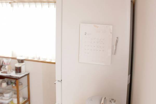 園からのおたよりで埋め尽くされた冷蔵庫が「貼るファイル」で劇的スッキリ！[PR]