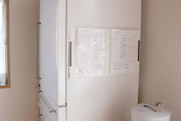 園からのおたよりで埋め尽くされた冷蔵庫が「貼るファイル」で劇的スッキリ！[PR]