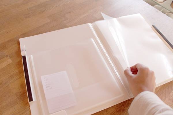 園からのおたよりで埋め尽くされた冷蔵庫が「貼るファイル」で劇的スッキリ！[PR]