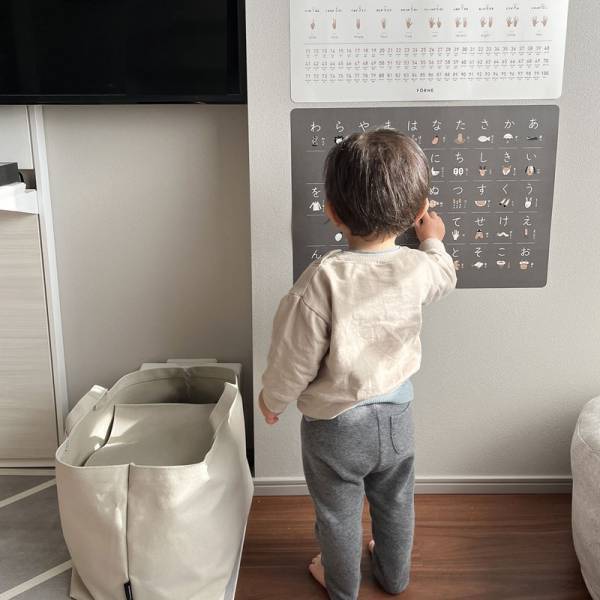 遊んで学んでインテリアにも馴染む。1歳の息子でも楽しめた「FORNE 知育ポスター」[PR]
