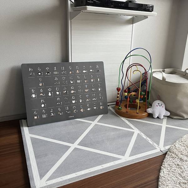 遊んで学んでインテリアにも馴染む。1歳の息子でも楽しめた「FORNE 知育ポスター」[PR]