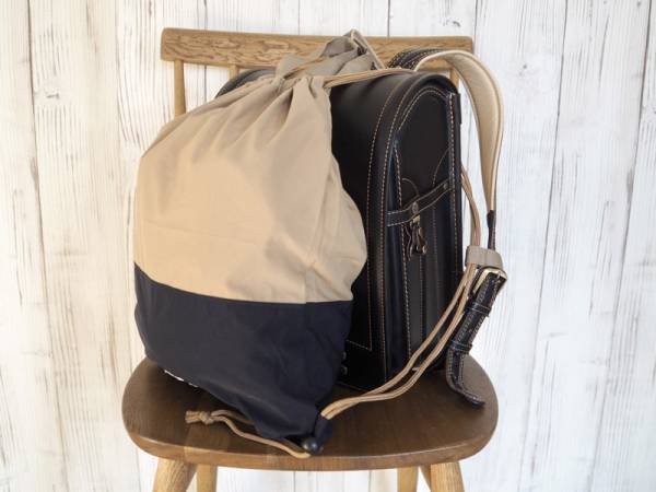 荷物が多い小学生の救世主！大荷物が手ぶらになる、「ランドセルの上から背負えるナップサック」[PR]