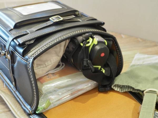 荷物が多い小学生の救世主！大荷物が手ぶらになる、「ランドセルの上から背負えるナップサック」[PR]