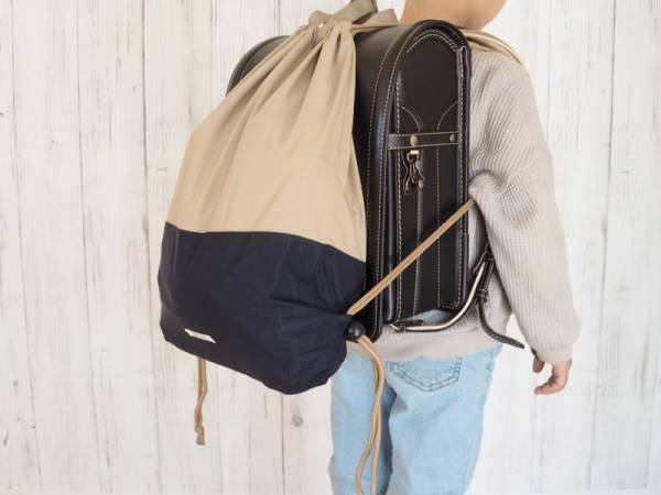 荷物が多い小学生の救世主！大荷物が手ぶらになる、「ランドセルの上から背負えるナップサック」[PR]