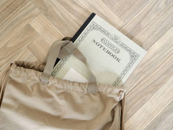 荷物が多い小学生の救世主！大荷物が手ぶらになる、「ランドセルの上から背負えるナップサック」[PR]