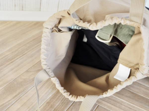 荷物が多い小学生の救世主！大荷物が手ぶらになる、「ランドセルの上から背負えるナップサック」[PR]