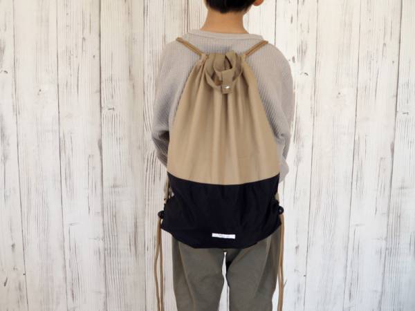 荷物が多い小学生の救世主！大荷物が手ぶらになる、「ランドセルの上から背負えるナップサック」[PR]