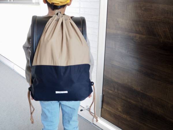 荷物が多い小学生の救世主！大荷物が手ぶらになる、「ランドセルの上から背負えるナップサック」[PR]