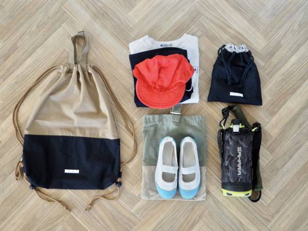 荷物が多い小学生の救世主！大荷物が手ぶらになる、「ランドセルの上から背負えるナップサック」[PR]