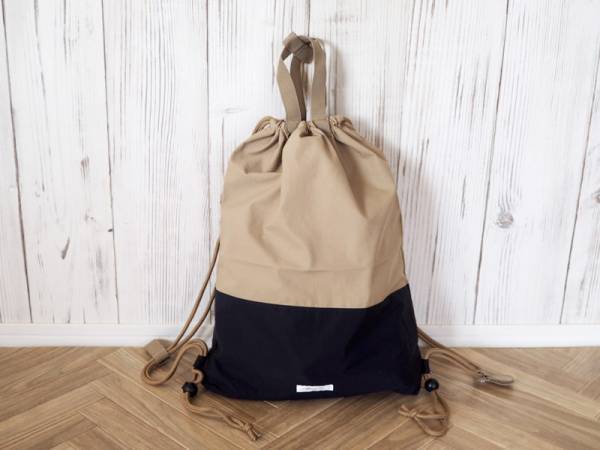 荷物が多い小学生の救世主！大荷物が手ぶらになる、「ランドセルの上から背負えるナップサック」[PR]