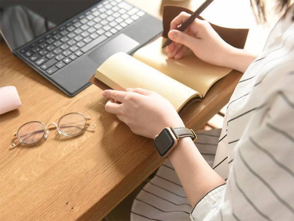 アップルウォッチの印象がガラリ！大人女性に似合う「レザーの着せ替えベルト」[PR]