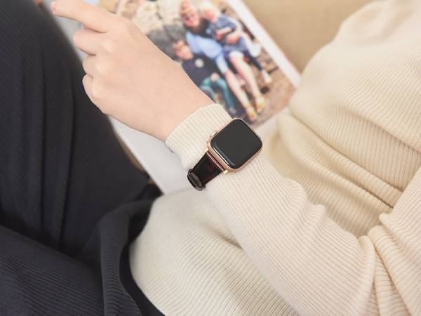 アップルウォッチの印象がガラリ！大人女性に似合う「レザーの着せ替えベルト」[PR]