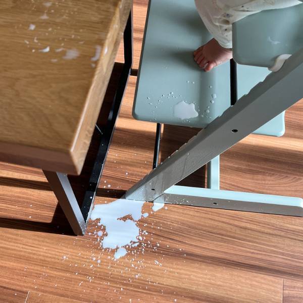 子どもの飲みこぼしに悩む世のママ達に激オススメ！1枚あれば絶対役立つ、マーナの汚れからめ取りクロス[PR]