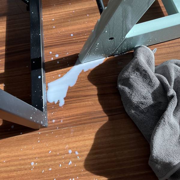 子どもの飲みこぼしに悩む世のママ達に激オススメ！1枚あれば絶対役立つ、マーナの汚れからめ取りクロス[PR]