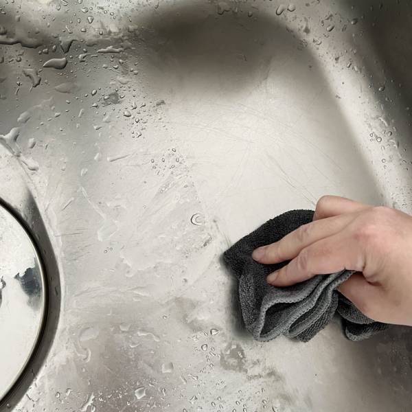 子どもの飲みこぼしに悩む世のママ達に激オススメ！1枚あれば絶対役立つ、マーナの汚れからめ取りクロス[PR]