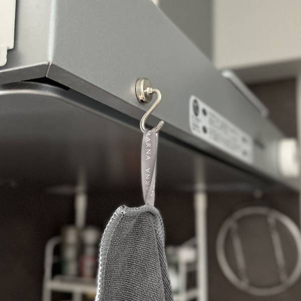 子どもの飲みこぼしに悩む世のママ達に激オススメ！1枚あれば絶対役立つ、マーナの汚れからめ取りクロス[PR]