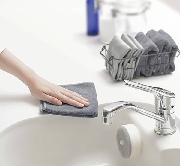 子どもの飲みこぼしに悩む世のママ達に激オススメ！1枚あれば絶対役立つ、マーナの汚れからめ取りクロス[PR]