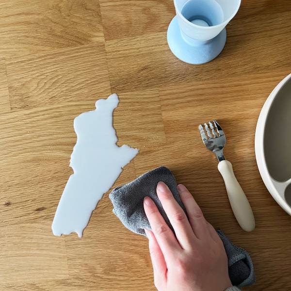 子どもの飲みこぼしに悩む世のママ達に激オススメ！1枚あれば絶対役立つ、マーナの汚れからめ取りクロス[PR]