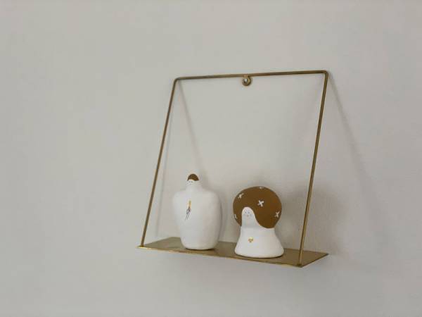 小さなディスプレイスペースをプラスできる、「PIKE wall brass shelf」。[PR]