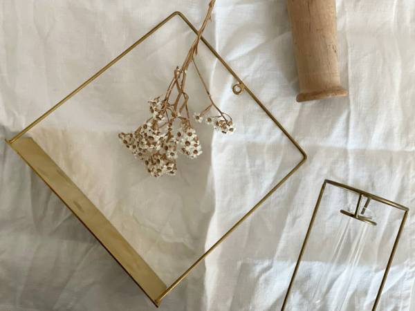 小さなディスプレイスペースをプラスできる、「PIKE wall brass shelf」。[PR]