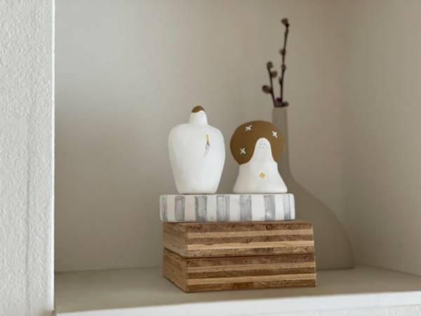 小さなディスプレイスペースをプラスできる、「PIKE wall brass shelf」。[PR]