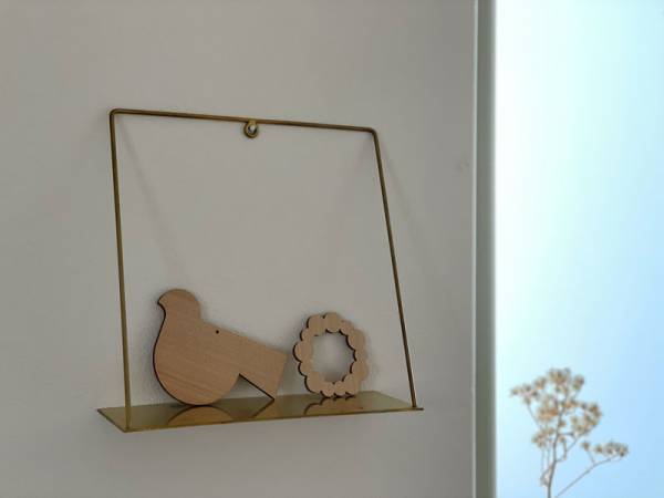 小さなディスプレイスペースをプラスできる、「PIKE wall brass shelf」。[PR]