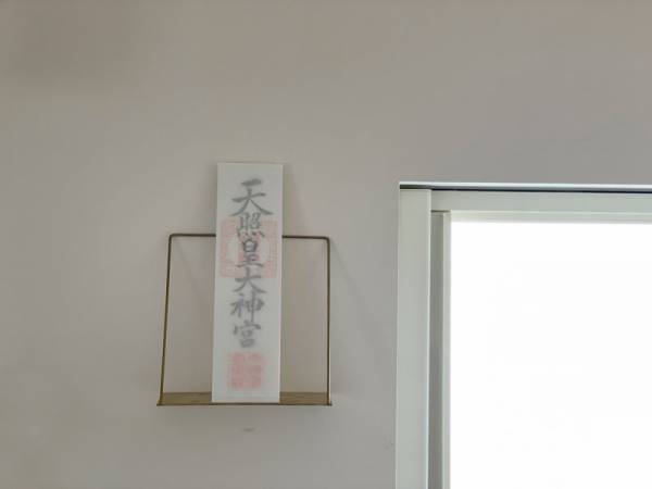 小さなディスプレイスペースをプラスできる、「PIKE wall brass shelf」。[PR]