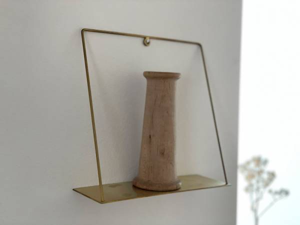 小さなディスプレイスペースをプラスできる、「PIKE wall brass shelf」。[PR]