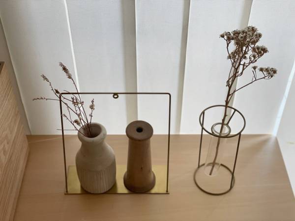 小さなディスプレイスペースをプラスできる、「PIKE wall brass shelf」。[PR]