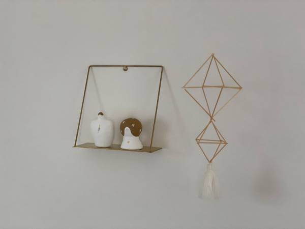 小さなディスプレイスペースをプラスできる、「PIKE wall brass shelf」。[PR]