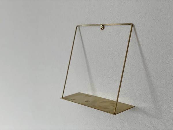 小さなディスプレイスペースをプラスできる、「PIKE wall brass shelf」。[PR]