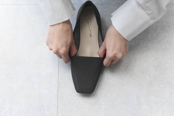 吸いつくようなフィット感のラクチン靴「newmo（ニューモ）」春の新作パンプス登場[PR]