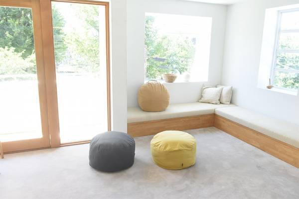 キッズやペットも虜に！リビングに置けば自然とみんなが集まってくる「クッションになる布団収納ケース」[PR]