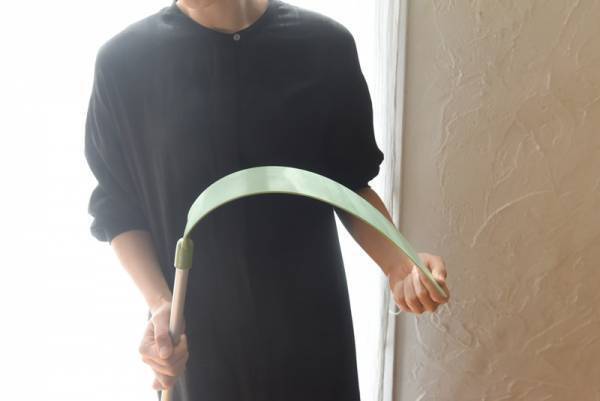 冷蔵庫やソファ下の薄い隙間にグ〜ンと届く！ストレスフリーな新感覚お掃除モップ[PR]