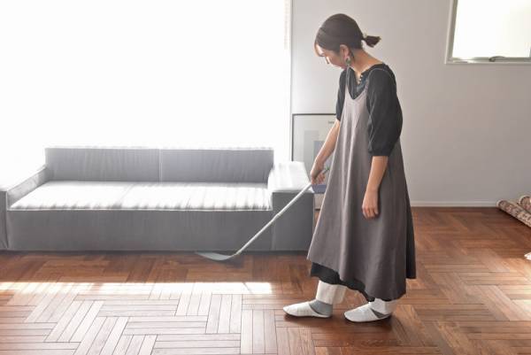 冷蔵庫やソファ下の薄い隙間にグ〜ンと届く！ストレスフリーな新感覚お掃除モップ[PR]