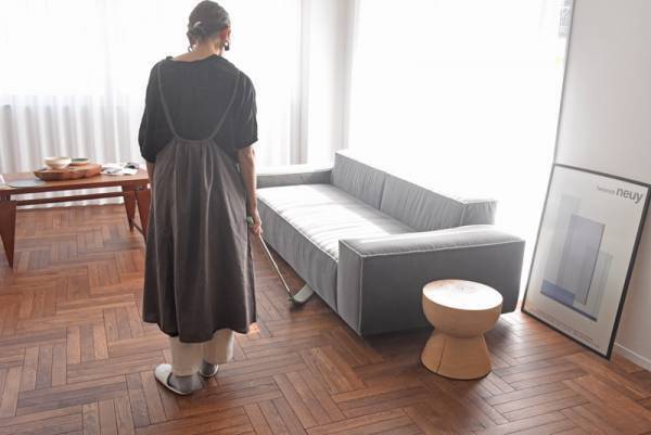 冷蔵庫やソファ下の薄い隙間にグ〜ンと届く！ストレスフリーな新感覚お掃除モップ[PR]