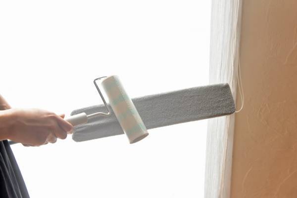 冷蔵庫やソファ下の薄い隙間にグ〜ンと届く！ストレスフリーな新感覚お掃除モップ[PR]