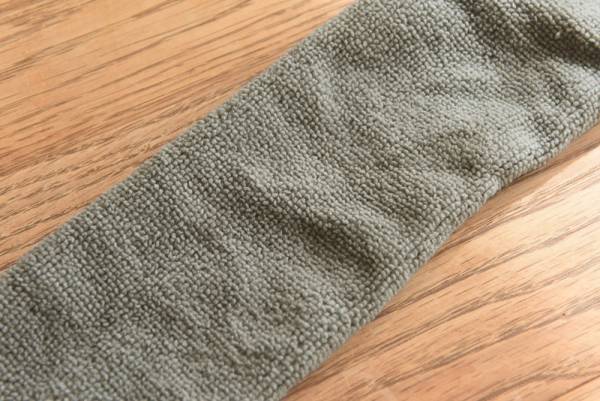 冷蔵庫やソファ下の薄い隙間にグ〜ンと届く！ストレスフリーな新感覚お掃除モップ[PR]