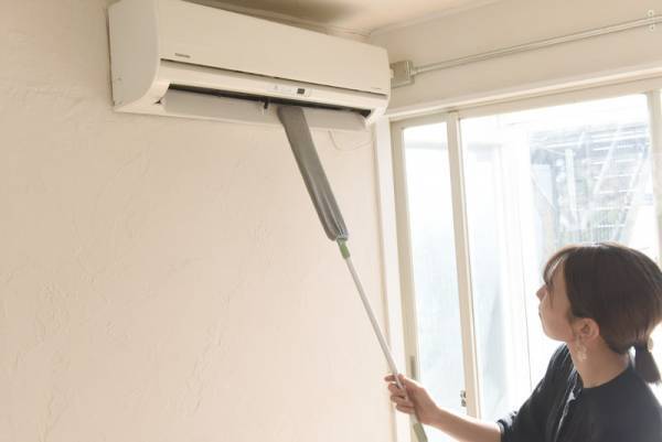 冷蔵庫やソファ下の薄い隙間にグ〜ンと届く！ストレスフリーな新感覚お掃除モップ[PR]