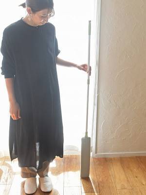 冷蔵庫やソファ下の薄い隙間にグ〜ンと届く！ストレスフリーな新感覚お掃除モップ[PR]
