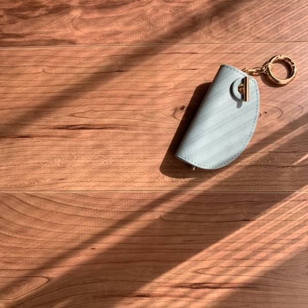 大人仕様にアップデート！ 長く愛せるこだわり牛革キーケース。[PR]