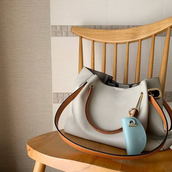 大人仕様にアップデート！ 長く愛せるこだわり牛革キーケース。[PR]