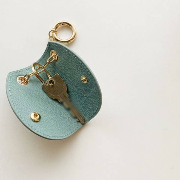 大人仕様にアップデート！ 長く愛せるこだわり牛革キーケース。[PR]