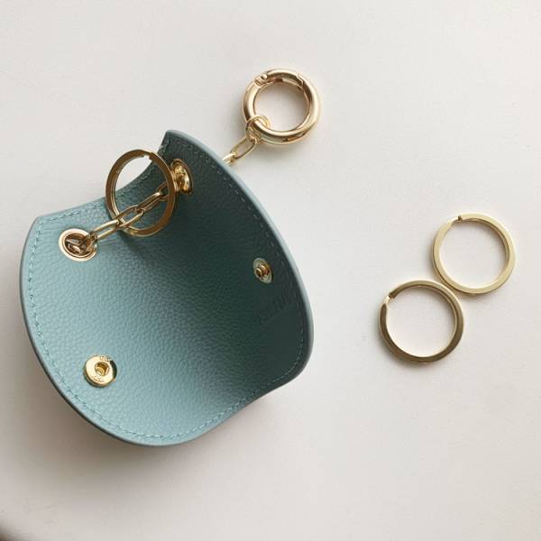 大人仕様にアップデート！ 長く愛せるこだわり牛革キーケース。[PR]