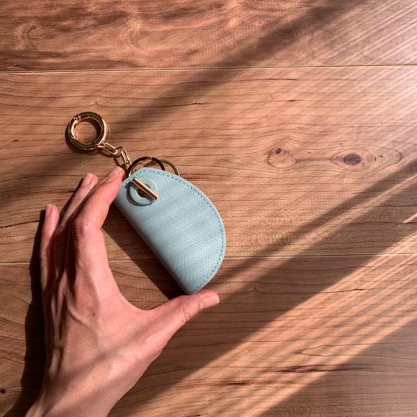 大人仕様にアップデート！ 長く愛せるこだわり牛革キーケース。[PR]