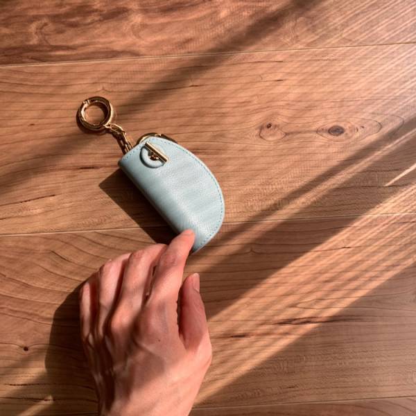 大人仕様にアップデート！ 長く愛せるこだわり牛革キーケース。[PR]