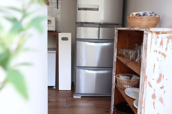 生活感ゼロ＆ゴミ出しラクラク。回収日までのダンボールを「こっそり」隙間収納！[PR]